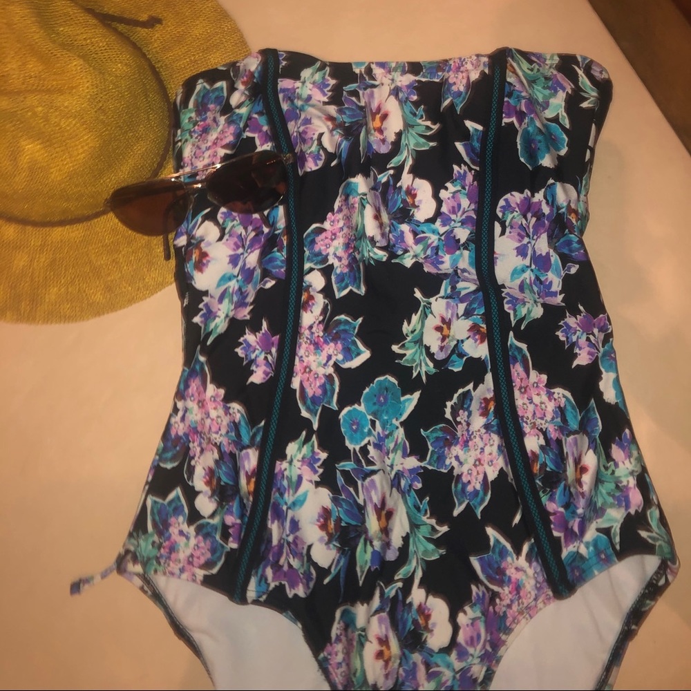 NWOT, Kenneth Cole form fitting strapless suit